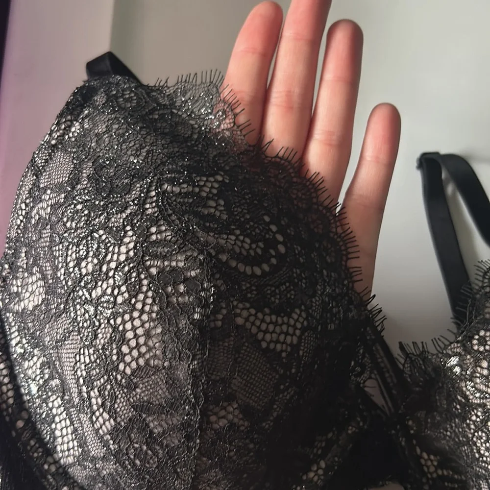 NWOT VS Lace Plunge Bra - Picture 6 of 6